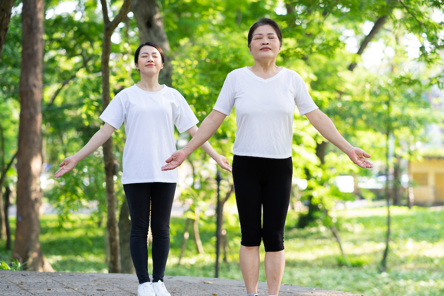 image-asian-mother-daughter-exercise-park